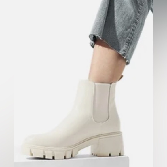 Steve Madden white Chelsea boots. Ankle-high. Chunky heel. Elastic side panel. 8 - Picture 2 of 12